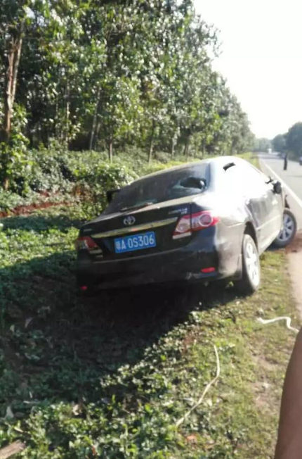 海南临高县轿车接连撞2辆三轮车 致4死4伤