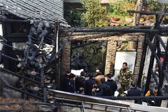 成都邛崃老旧民房突发大火 已致5人殒命