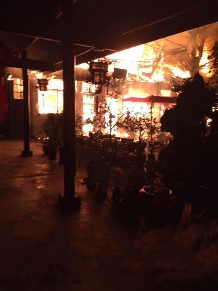 成都邛崃老旧民房突发大火 已致5人殒命
