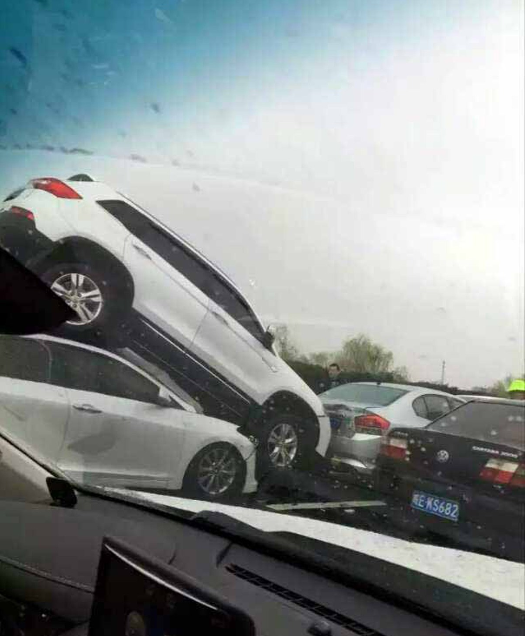 漯河产生九车连环相撞变乱