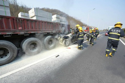宁杭高速越野车与大货车产生追尾变乱 3死1伤