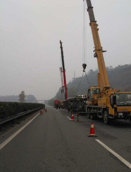 连霍高速半挂车产生自燃变乱