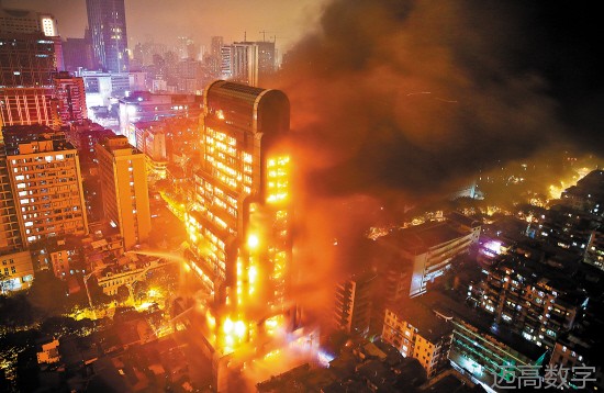昭通越秀区起义路25层高的烂尾楼建业大厦产生大火
