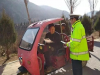 农用车及三轮车违规载人有哪些：：?