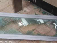 痛！！被坠窗砸中男童因急救无效殒命！！高空坠物谁担责？？？
