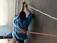 夏季频发！工人从7楼坠落平台