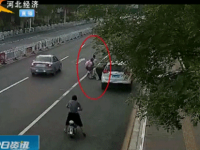 手一推，，命一条！！“开门杀”又现街头
