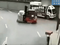 货物堆放较高，司机视野被反对，直接撞死员工！！！