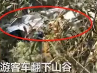 揪心！满载着22人的客车，，，忽然翻下山谷，，，已致3死
