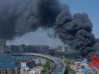 吓人！！长沙月湖大市场一车间突发大火，现场浓烟滔滔